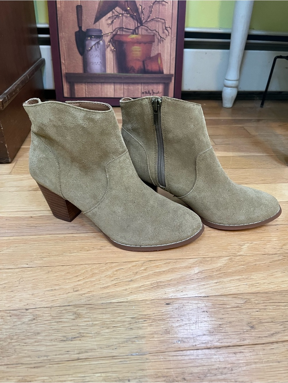 Urban Outfitters Women’s size 7 Suede Ankle Booties NWT